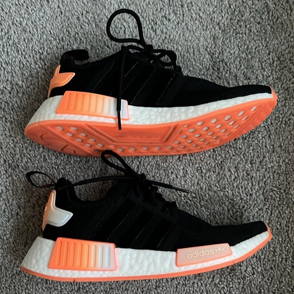 Women’s NMD R1 Shoes - Picture 4 of 7